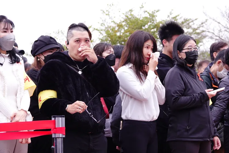 小草們見柯文哲要送父親最後一程有這麼多波折，忍不住哭泣。莊宗達攝