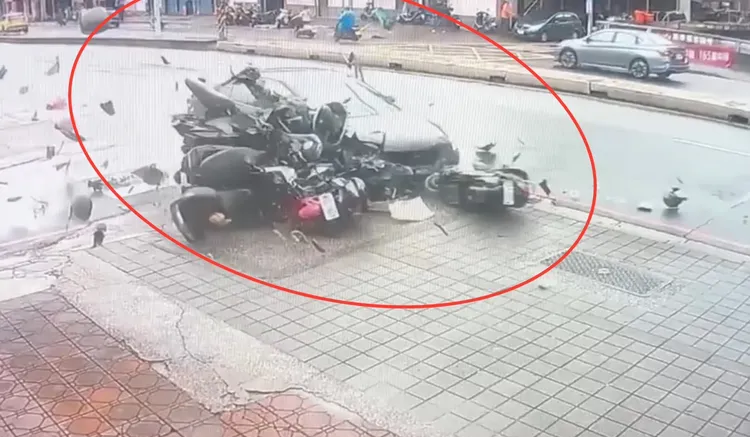 陳男開車衝入機車停放格，撞壞多輛機車。翻攝畫面