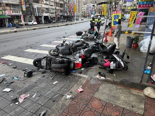 周公約下棋!新莊男打瞌睡下秒連撞路邊7機車 衝擊瞬間曝光