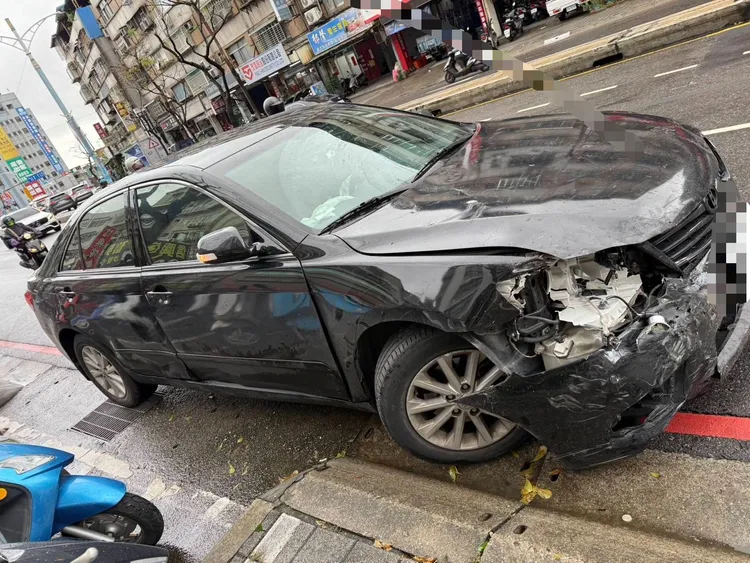 陳男所開小客車車頭嚴重毀損。翻攝畫面