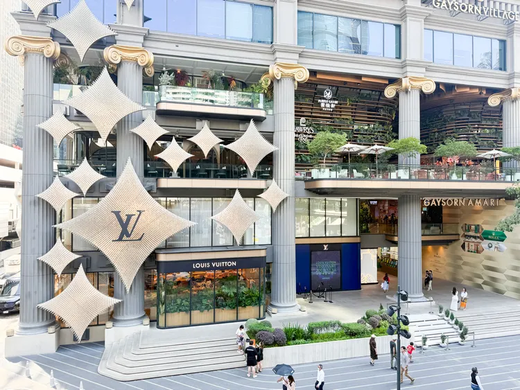 LV品牌概念店「LV The Place」就位於曼谷BTS空鐵「Chit Lom」站旁，下車後沿著空橋步行約3-5分鐘即可抵達。S.H.攝