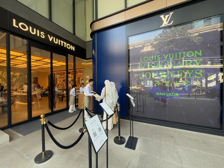 LV咖啡廳10點營業，工作人員會拿登記本給現場沒有預約的排隊客人依序填寫，有位子的時候店家會透過電話的方式通知。S.H.攝