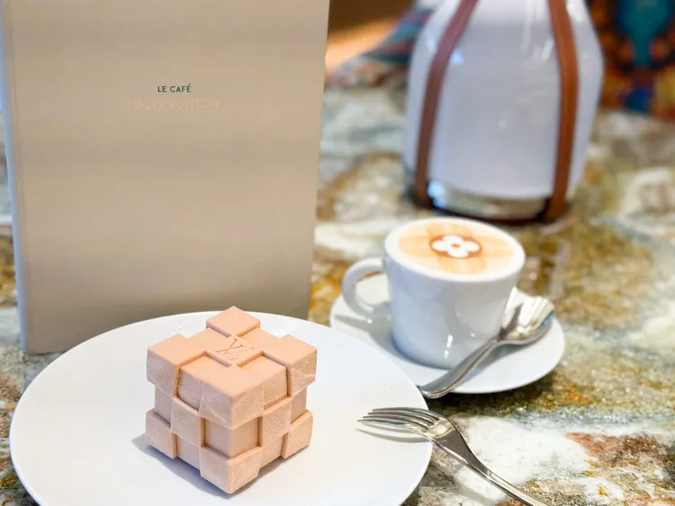 泰式奶茶口味的經典蛋糕是店內的人氣選項，幾何造型的外觀相當吸睛。S.H.攝