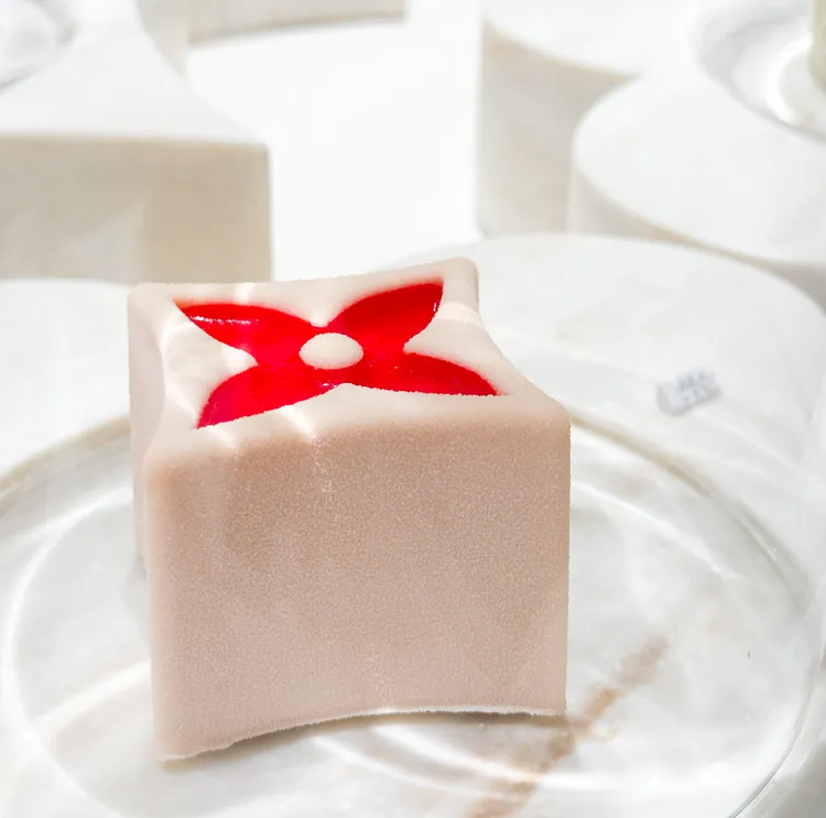 以經典Logo造型製作而成的蛋糕吸引目光。S.H.攝