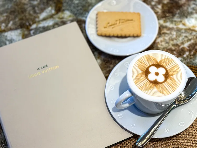 飲品會烙上專屬Logo並附贈上一塊印有LV字樣的小餅乾，相當精緻。S.H.攝