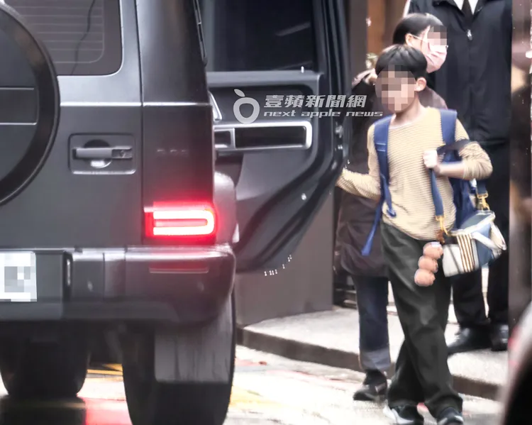 陳建州到學校接雙胞胎兒下課，戴眼鏡的飛飛，才10歲身高就有150公分。特勤中心攝