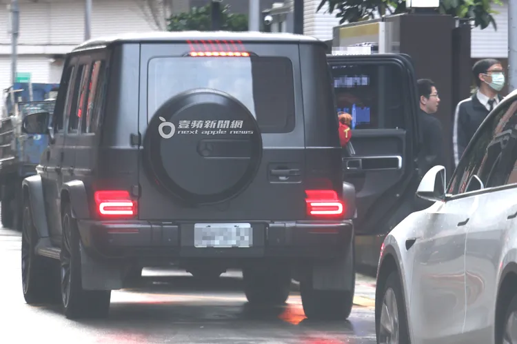 陳建州駕駛865萬賓士G63到學校接雙胞胎兒，翔翔一個箭步就上車，才小四就十分瘦高。特勤中心攝