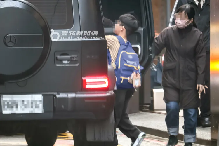 陳建州雙胞胎兒「飛翔」下課，飛飛的便當袋和書包上都掛著「卡皮巴拉」水豚吊飾。特勤中心攝