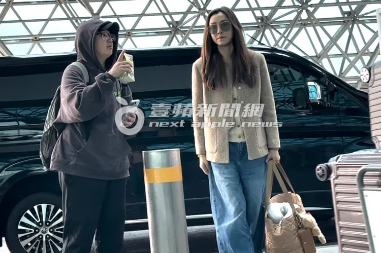 范瑋琪（右）在助理陪同下準備搭機。特勤中心攝