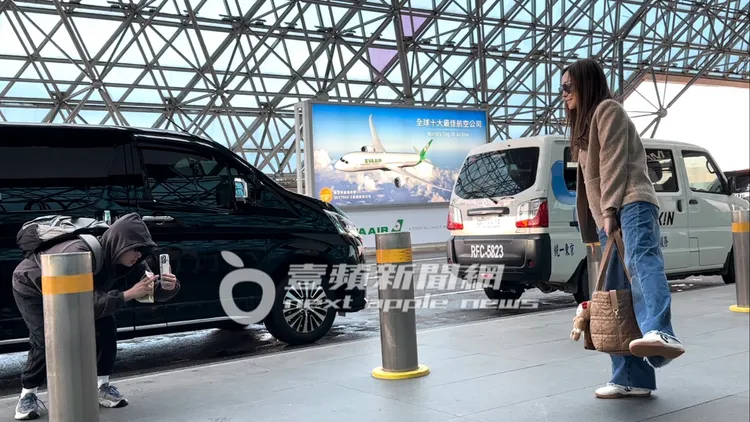 范瑋琪（右）搭機前，在桃園機場拍下多張美照。特勤中心攝