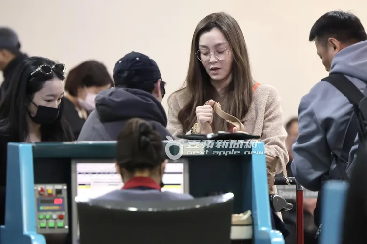 范瑋琪（中）在航空公司櫃檯辦理報到手續。特勤中心攝