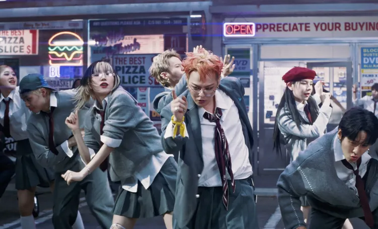 G-DRAGON運用眼鏡替略帶狂野的學院風增添知性氣息。品牌提供