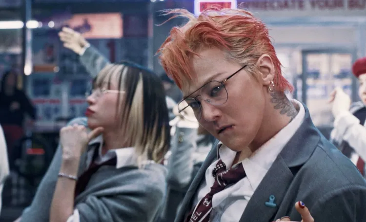 G-DRAGON在全新MV配戴MYKITA的「EERO」飛行員光學眼鏡。品牌提供