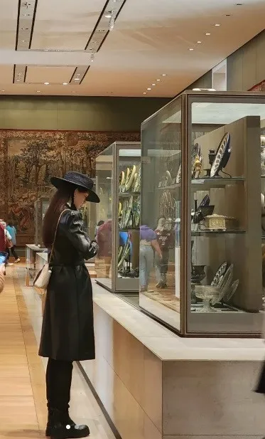 林志玲在羅浮宮逛展。翻攝多多多多多多小紅書