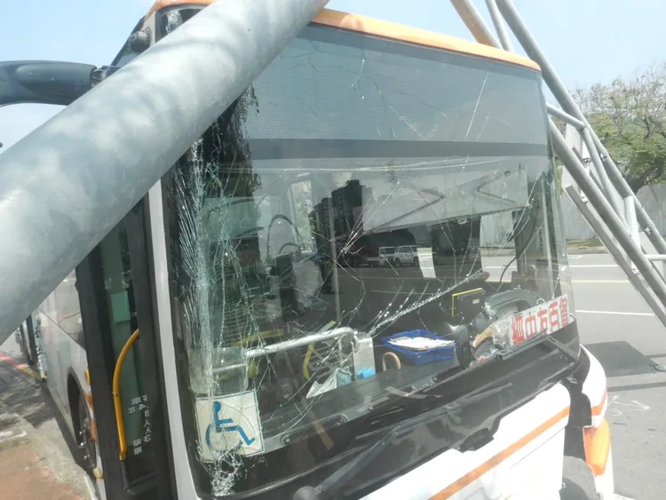 公車撞路牌致車頭受損。民眾提供