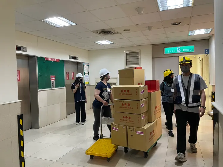 新光三越表示，取貨採取實名制與「分時、分流、分樓、分區」方式進行。市府提供