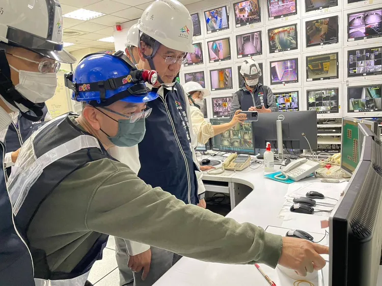 台中市都發局長李正偉視察新光三越開放取貨情況。市府提供