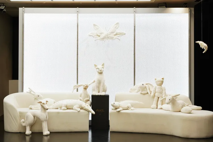 現場展出「 AWHITE毛絨藝術」。財團法人流浪動物之家基金會提供