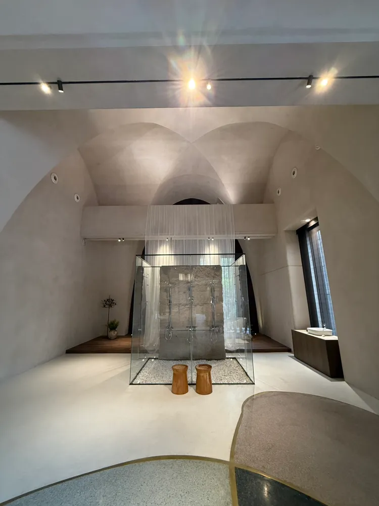 門市面積303坪，投入超過5000萬元打造。葉家銘攝