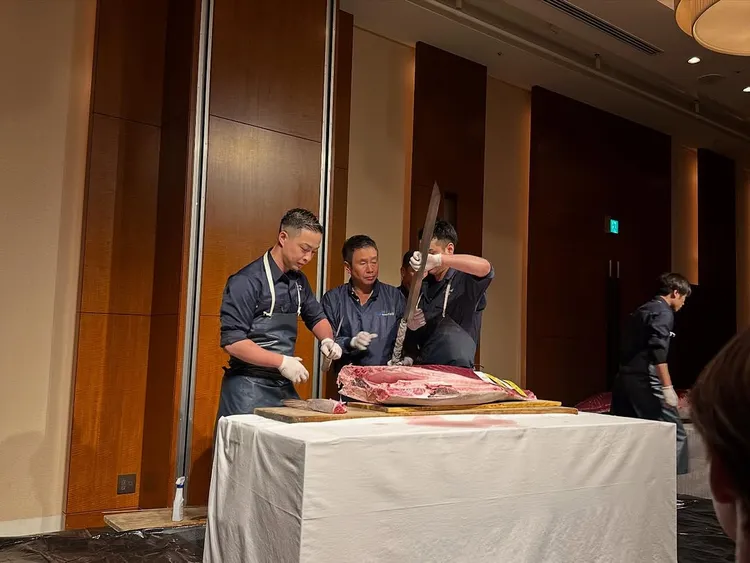 宴會現場上演鮪魚解體秀。翻攝自大谷翔平IG