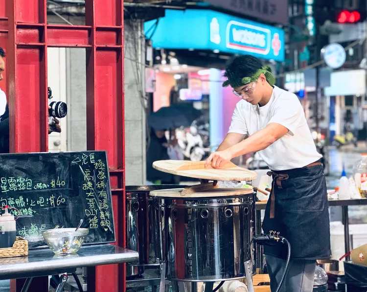 藝人們赴宜蘭羅東夜市擺攤遇雨襲，煎鍋還出問題。華視、三立提供