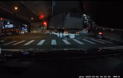 4砂石車齊闖紅燈!網嘲「學長們趕外送嗎?」 高雄警要開罰