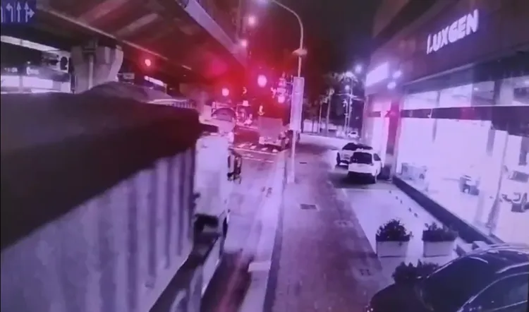 4輛砂石車搶快分別紅燈右轉、左轉，網友嘲諷「是要趕外送嗎？」翻攝照片