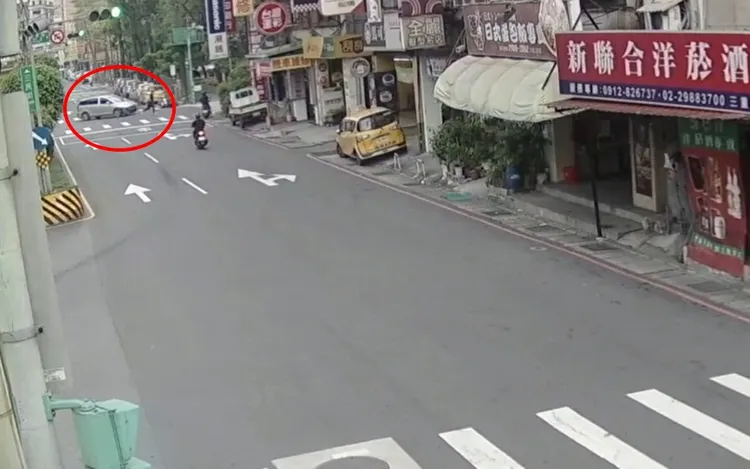 小客車上5人開車門後陸續狂奔離開。警方提供