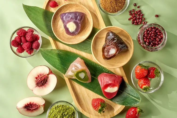 除經典「黑糖紅豆麻糬Q粽」外，今年特別推出「接骨木黑莓覆盆子」、「荔枝玫瑰」與「桃香抹茶」三款果漾風味。台北福華大飯店提供