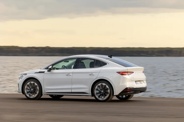 Enyaq Coupé 85採用Volkswagen集團MEB純電平台打造，並搭載82kWh高容量電池，單馬達後驅系統輸出286匹馬力，0-100 km/h加速僅需6.7秒。業者提供