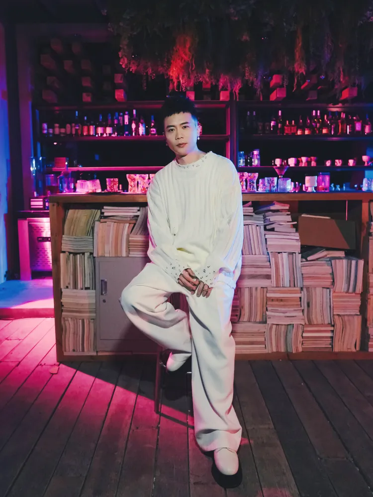 蕭秉治親赴《難哄》劇中關鍵酒吧拍攝MV。圖／相信音樂提供