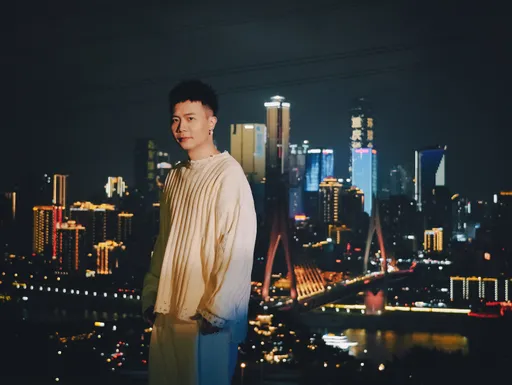 蕭秉治為《難哄》白敬亭、章若楠獻守護曲 親赴重慶關鍵地取景「有點腿軟」