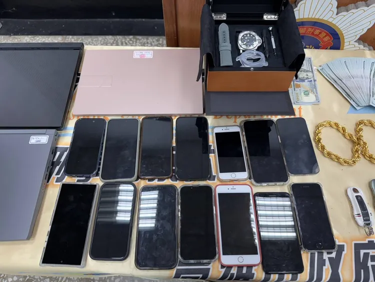 檢方查扣多支手機、金飾。翻攝畫面