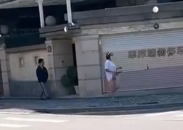 警方說，黃男露的雖是「假鳥」，但已引起不特定用路人的注視及恐慌，違反善良風俗，仍依公然猥褻罪送辦。江和樹提供