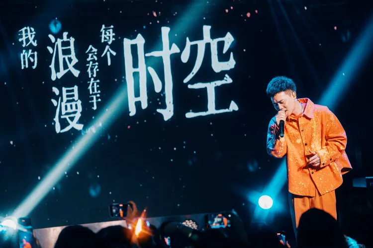 蕭秉治穿上鼓鼓代表色橘色。圖／相信音樂提供