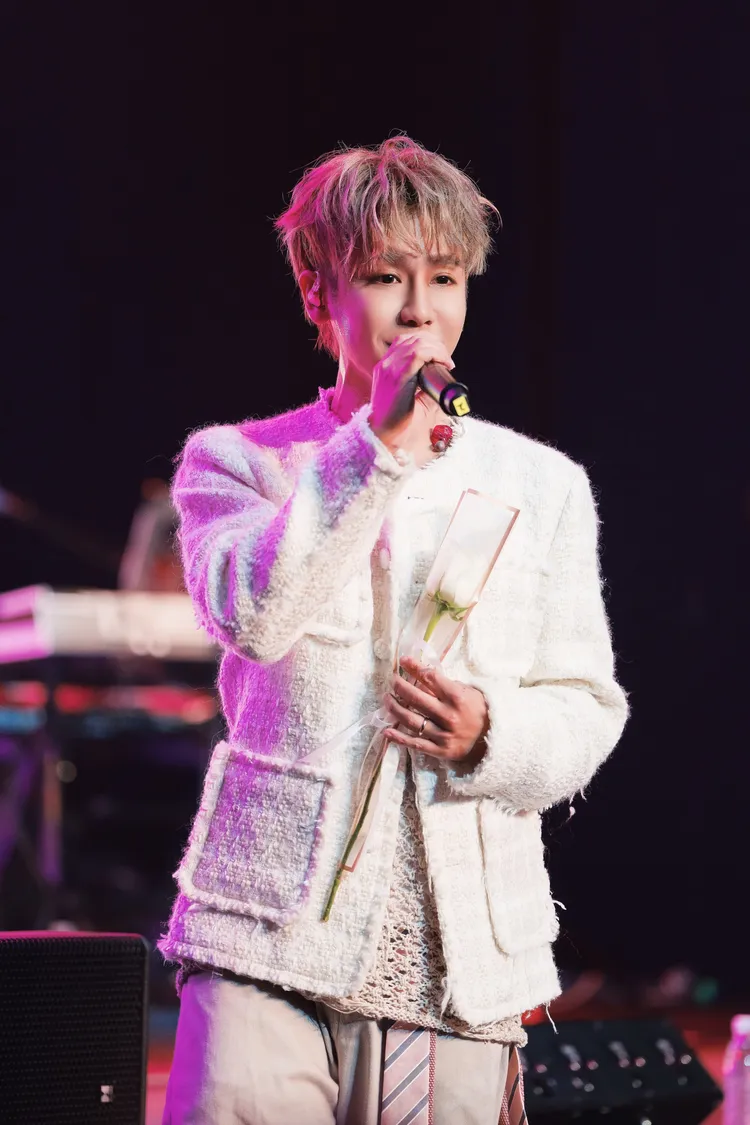 鼓鼓白色情人節化身白馬王子。圖／相信音樂提供