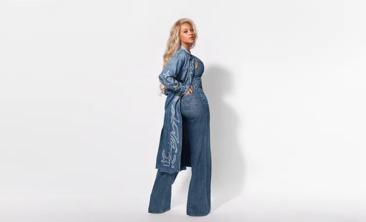 碧昂絲全身造型又辣又帥。品牌提供