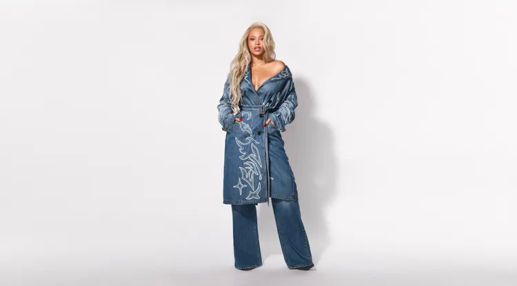 碧昂絲換上Levi’s丹寧風衣大曬性感樣貌。品牌提供