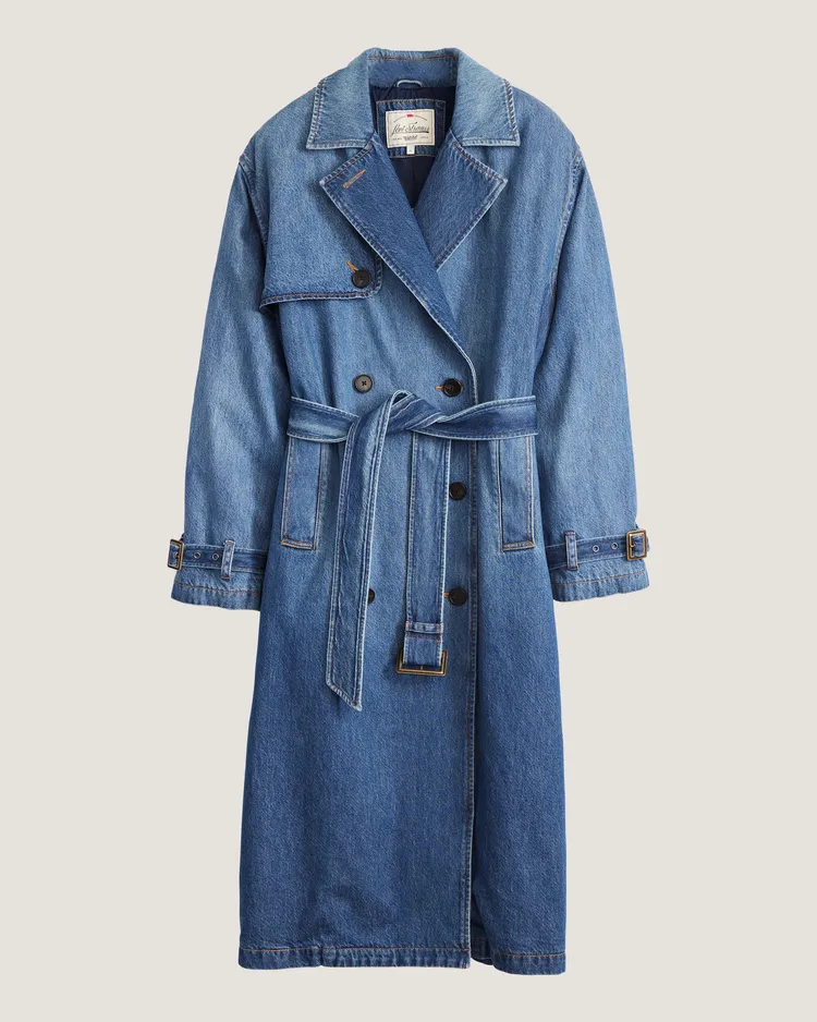 Levi’s丹寧長版風衣外套，5990元。品牌提供