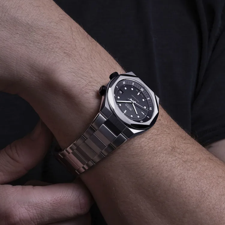 MIDO此次將「技術」（TECHNOLOGY）融合「幾何」（GEOMETRY）打造出全新八角錶。品牌提供