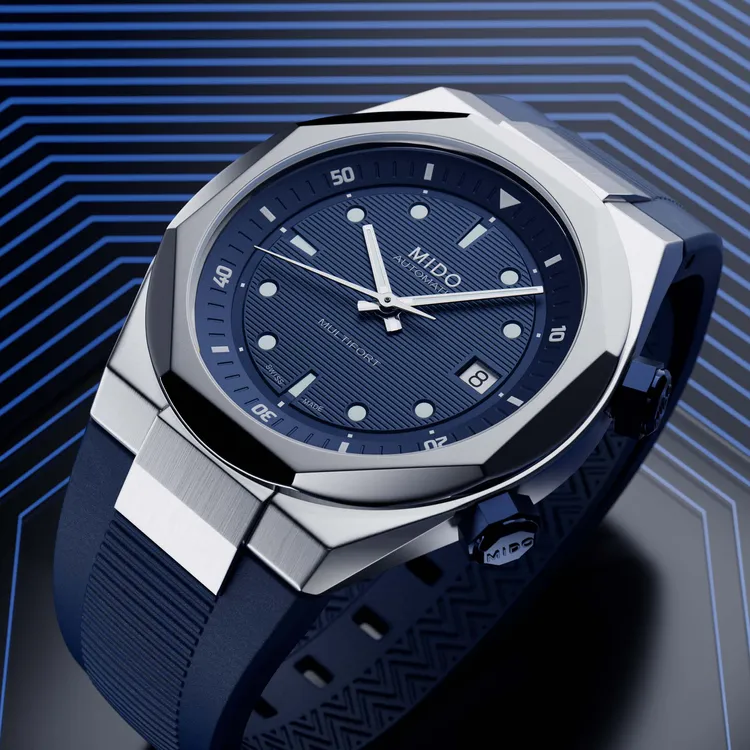 面盤上的水平浮雕線條會隨光影流動展現深邃層次感。品牌提供