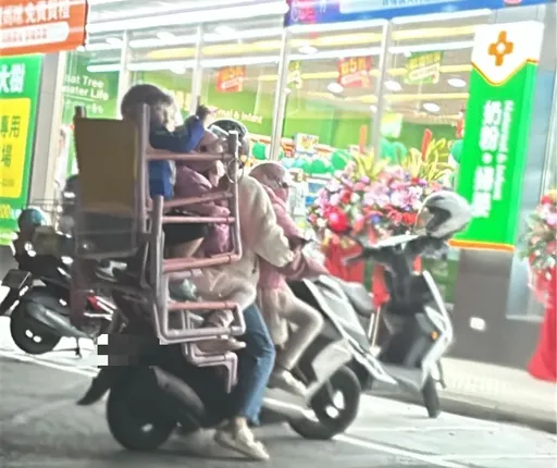 台南3寶媽改車載小孩4貼「超扯」 畫面曝光!網友憂:摔下來怎麼辦