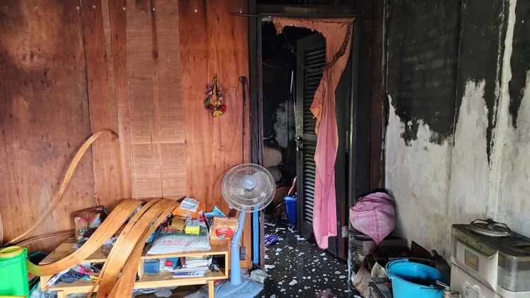 民宅起火屋內一片焦黑。消防局提供