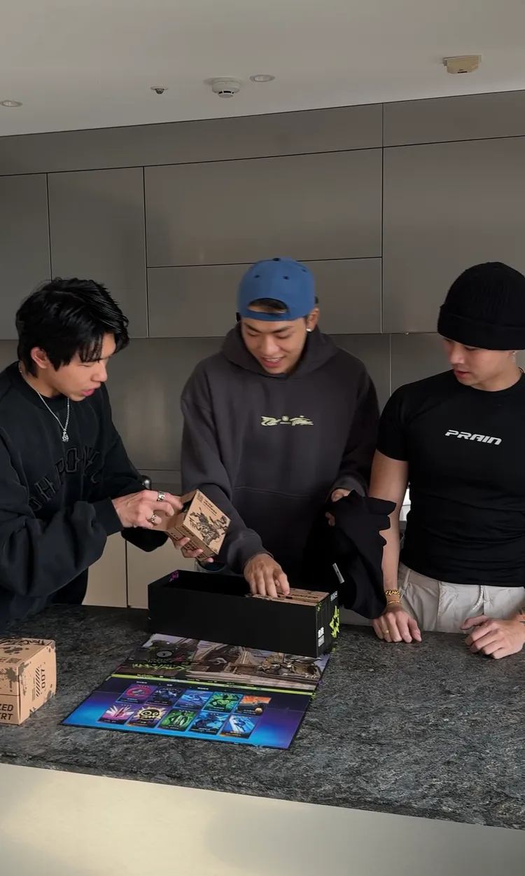 高爾宣（右起）、王ADEN和PIZZALI開箱遊戲盲盒。圖／FragPunk提供