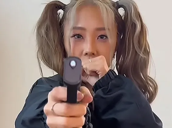 艾薇開箱手遊盲盒，對手槍造型的打火機愛不釋手。圖／FragPunk提供