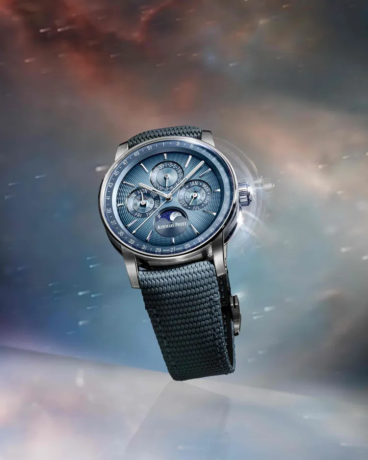 AP CODE 11.59系列自動上鍊萬年曆腕錶，41mm，18K白金錶殼，煙燻藍色錶面，藍色紋理橡膠錶帶，7138自動上鍊機芯，動力儲存55小時，防水深度30米，限量150只。品牌提供