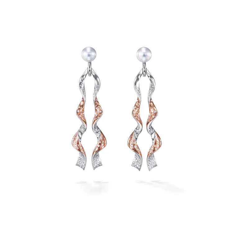 TASAKI Cascade耳環，18K櫻花金、18K白金、南洋珍珠（白蝶貝）、鑽石，182萬元。品牌提供