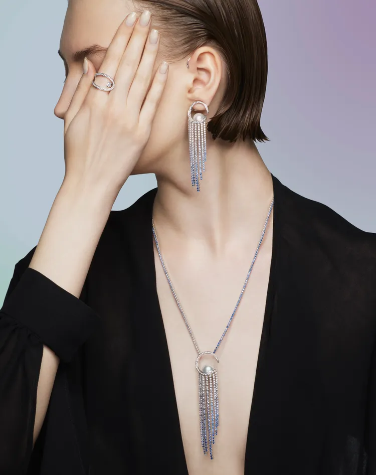 TASAKI Aurora項鍊445萬元、耳環416萬元，18K白金、南洋珍珠、鑽石、藍寶石。品牌提供
