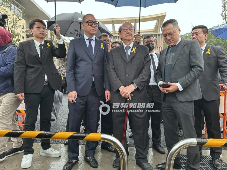 柯建銘結束弔唁後與友人離開二殯，在路邊等車。特勤中心攝