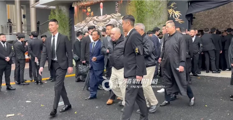 尹衍樑最後離開告別式會場，在旁人攙扶下上車離去。特勤中心攝